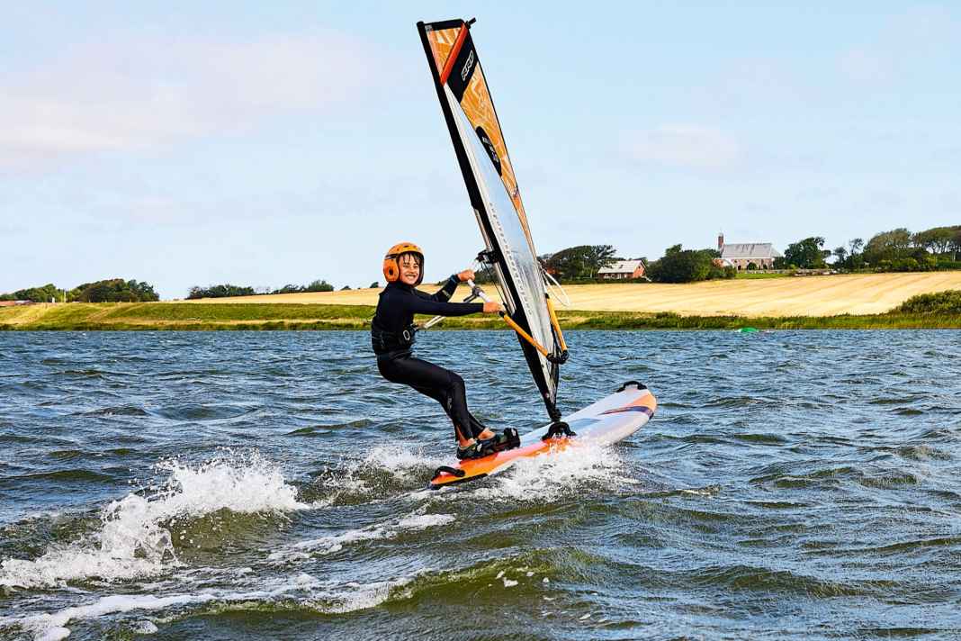 Priceless: The first sense of achievement as a windsurfer. With the right wetsuit, getting started is twice as much fun for children
