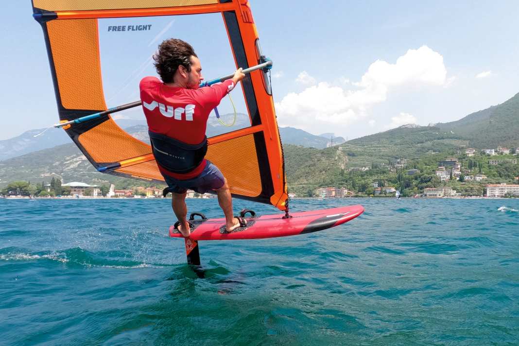 Das Starboard E-Type verlangt nach einem breiten Board - leider stand im Test nur das Severne-Brett zur Verfügung.