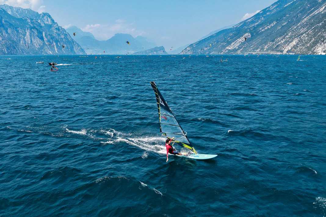 At Lake Garda, we compared various early planing boards with fins and foil combinations with each other