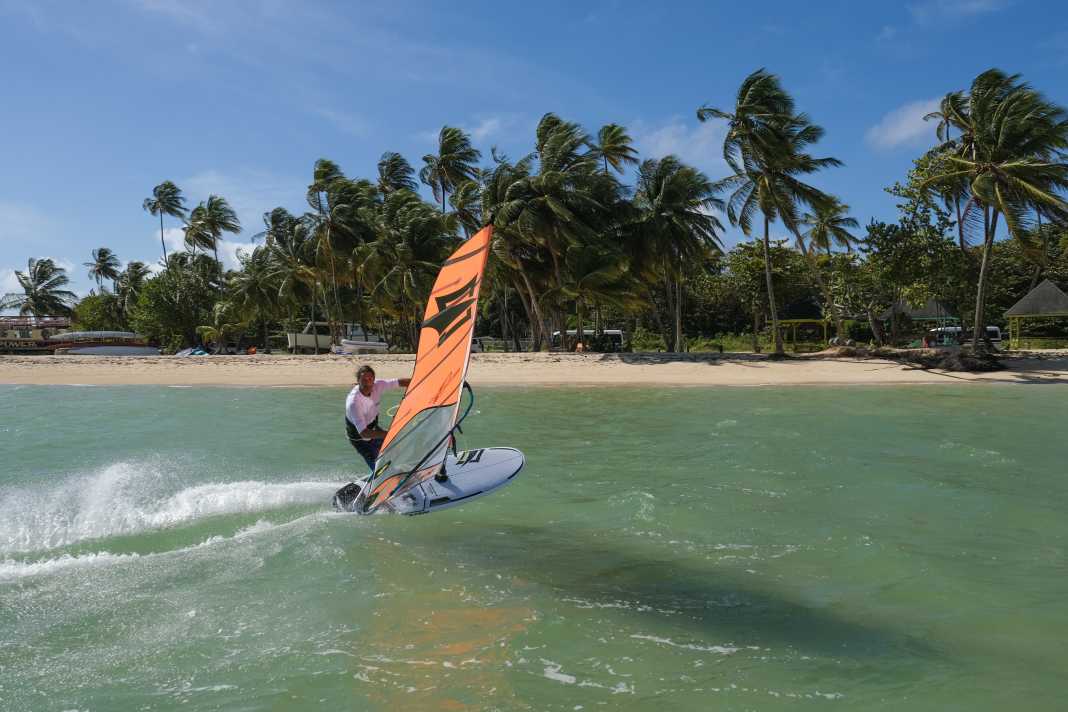 Während Europa im Winterschlaf weilt, könnt ihr beim Learnival von Surf & Action entspannte Moves in warmes Wasser zirkeln