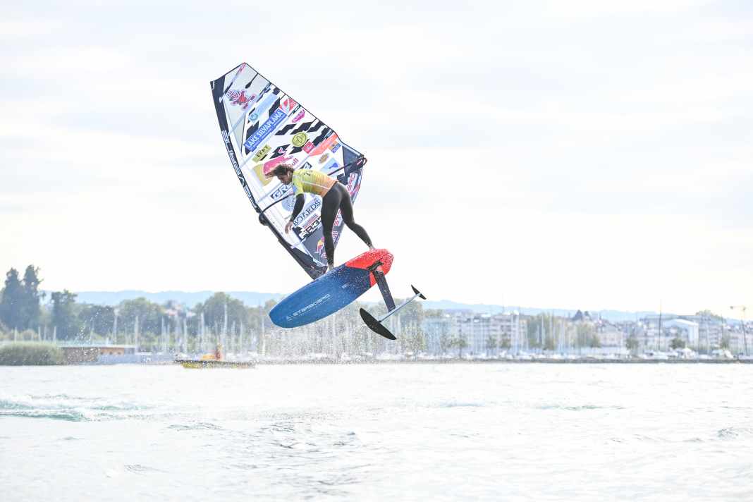 Lennart Neubauer shoots himself up high. Geneva city harbour in the background.