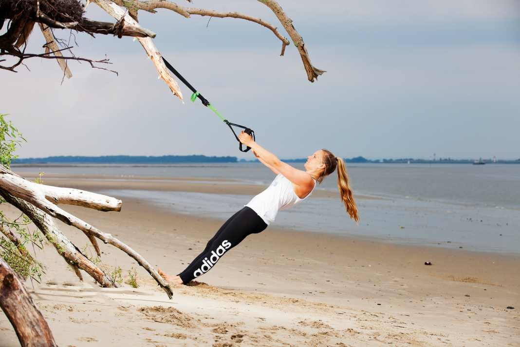 Grasp the handles with both hands, straighten your body and straighten your arms