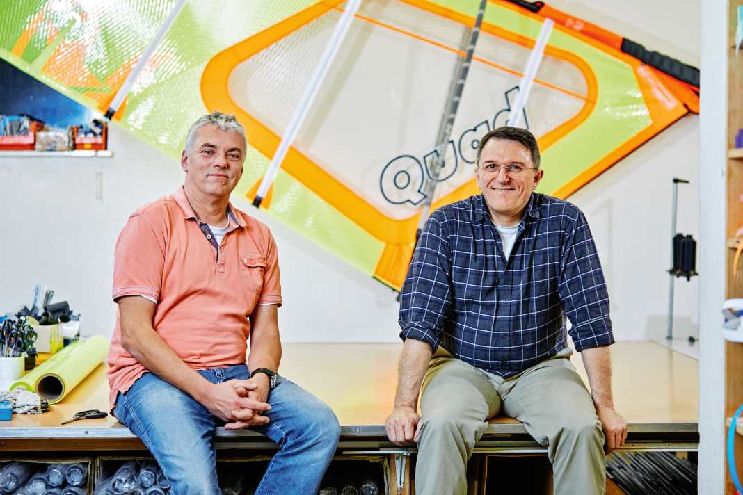 Olaf Hamelmann (l.) und Gerrit Maaß bauen seit über 25 Jahren Segel