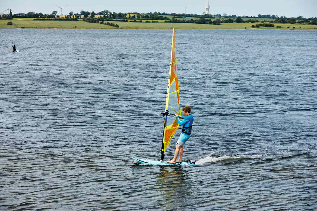 1) As always before a gybe: gain momentum and check the free space to leeward!