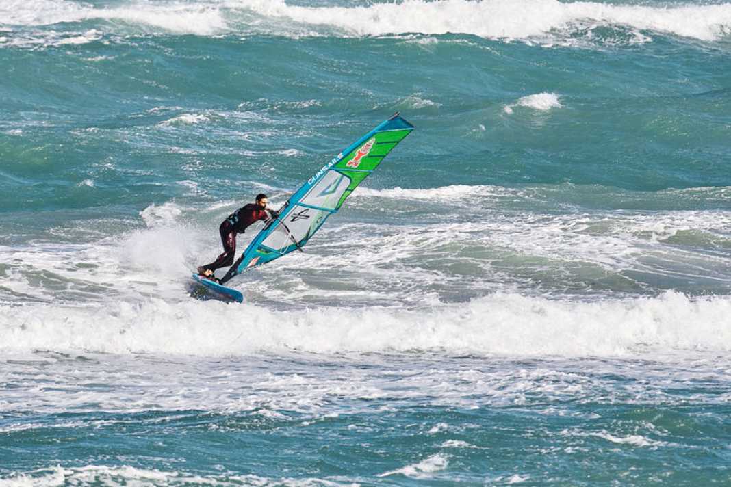 In typical Euro conditions with a cross onshore wind and moderate wave heights, you often only have one turn before the wave collapses. Flo's aim is therefore to channel the cutback directly into the steepest part of the wave, the peak. To achieve this, he positions himself a few metres upwind of the peak