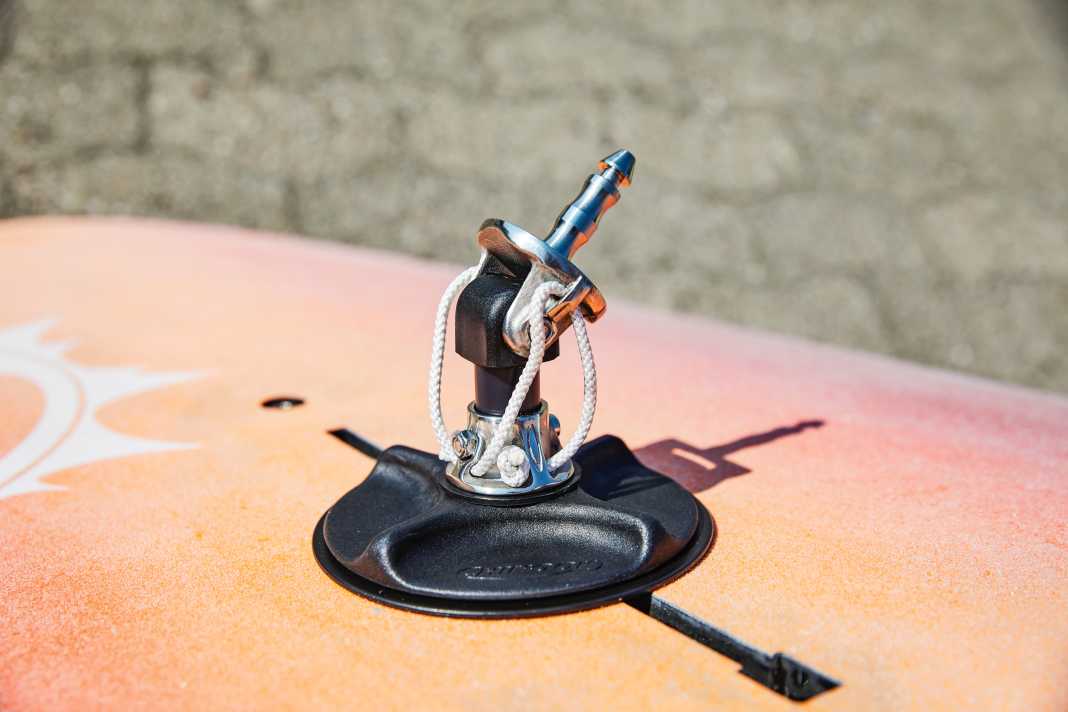 At spots with a shallow entry, you can ideally connect the board and sail in the water first. If you go straight into deep water, such as on Lake Garda, it makes sense to use a gimbal (e.g. from Chinook) so that you don't have to put the board on the edge to connect the board and rig.
