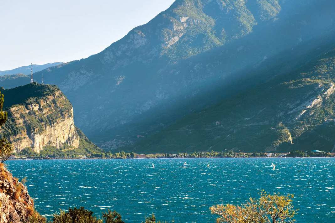 Ora and Vento make Lago surfers happy.