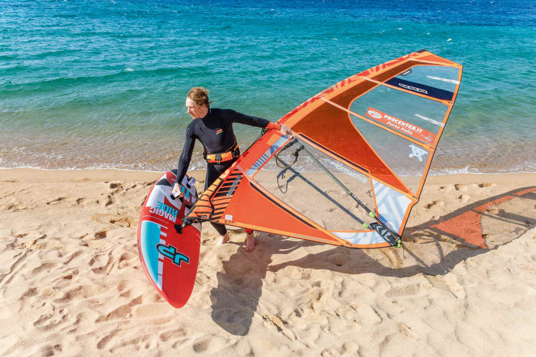 This is the easiest way, especially with smaller equipment. Here we tell you what you should bear in mind when carrying and storing sails and boards!