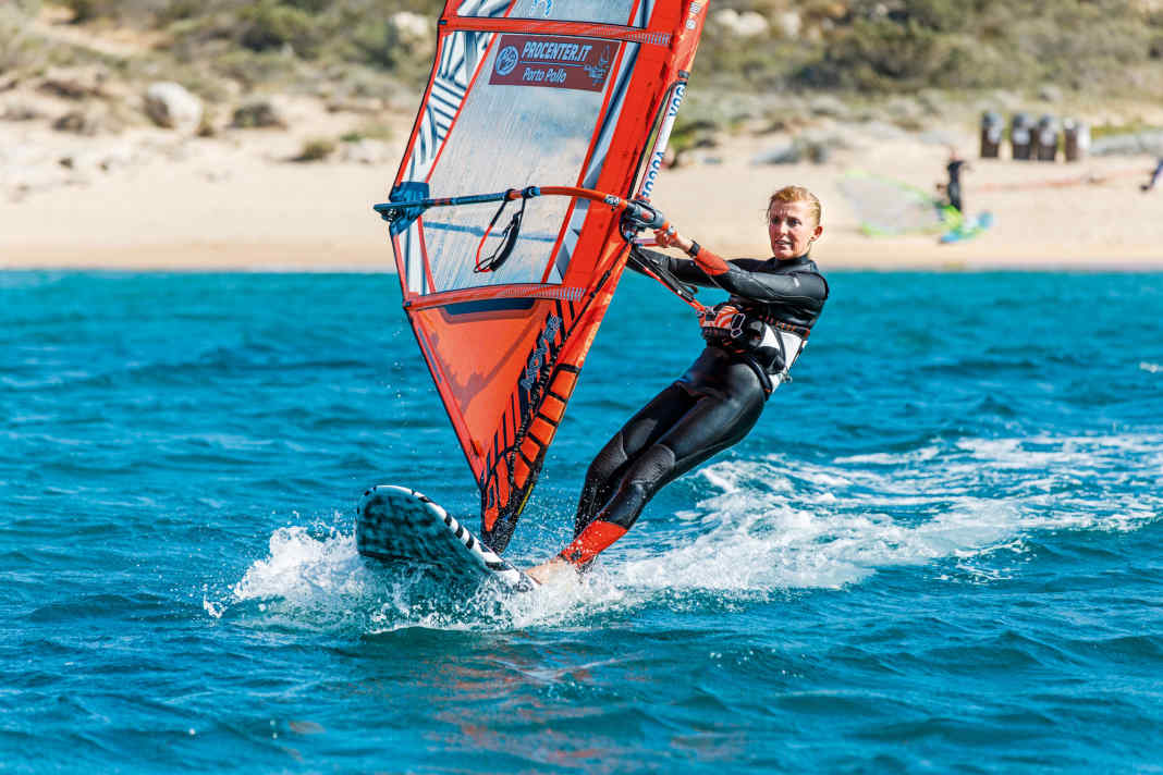 Those who surf with a harness protect their arms and can transfer power better