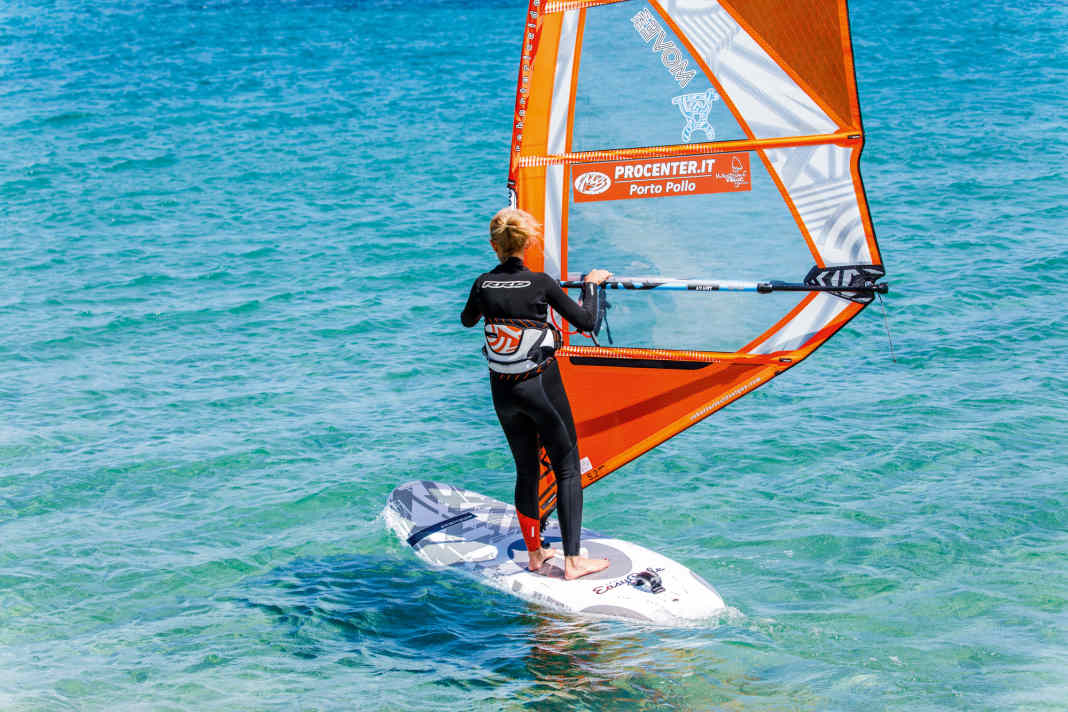 Gather momentum after the start and prepare the tack by moving the back hand on the boom slightly forwards towards the mast.