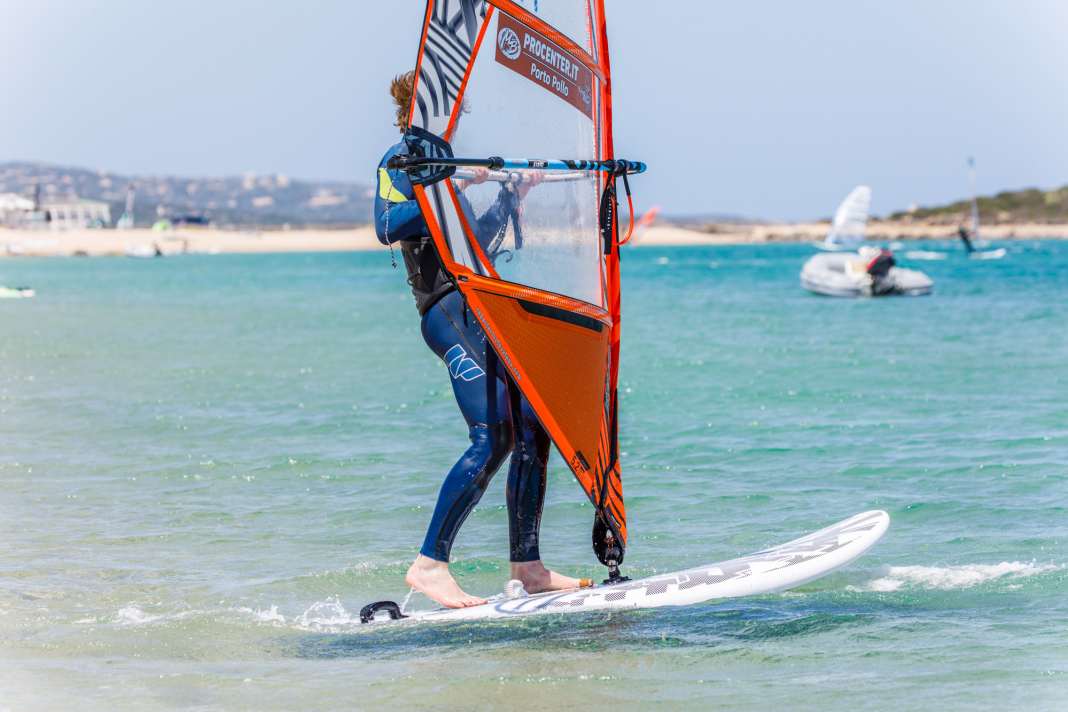 So funktioniert Kreuzen und Höhe laufen beim Windsurfen: Konzentriere dich auf einen sauberen Start auf Halbwindkurs und hole erstmal etwas Schwung.