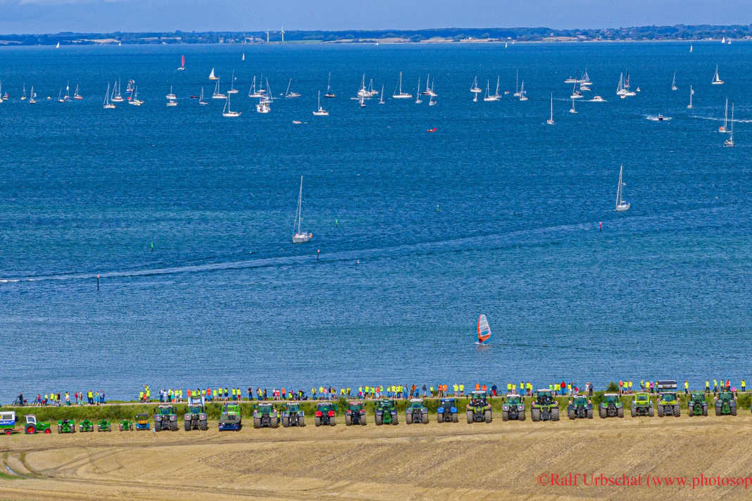 Bei der Sternfahrt in der Geltinger Bucht trafen sich Surfer, SUPer, Segler und andere Wassersportler...