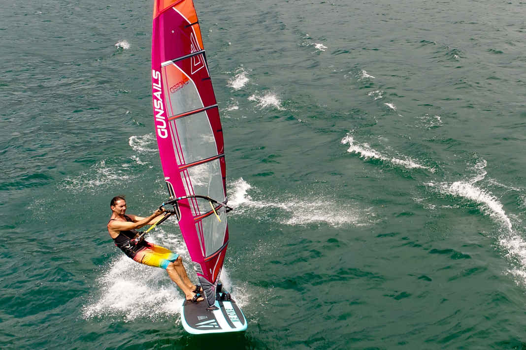 Das Board von We One ist vor allem sehr gut kontrollierbar, auch bei welligen Bedingungen und viel Wind.