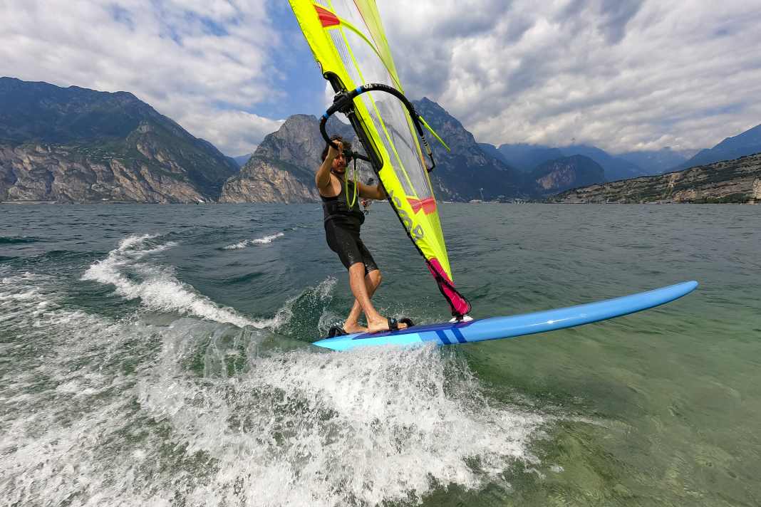 Eleven large freeriders, which are also aimed at intermediates, were tested. The most important details at a glance, more in the individual board reviews!