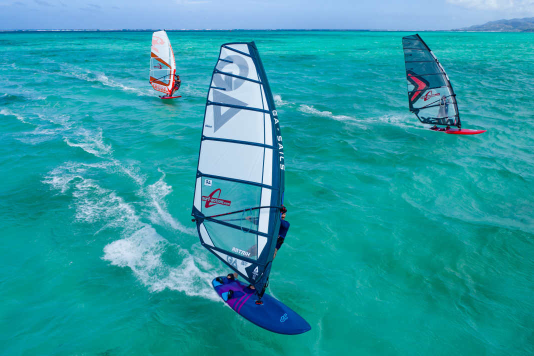 The surf team tested nine freeride sails of around six and a half square metres - in paradisiacal conditions on Tobago. We show the test candidates and selected details in advance!