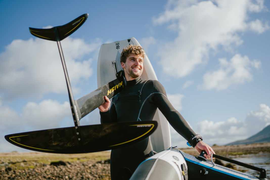 The neos in the Shield range from ProLimit have protectors specially designed for wingfoiling, for example in the shoulder for carrying the board and foil