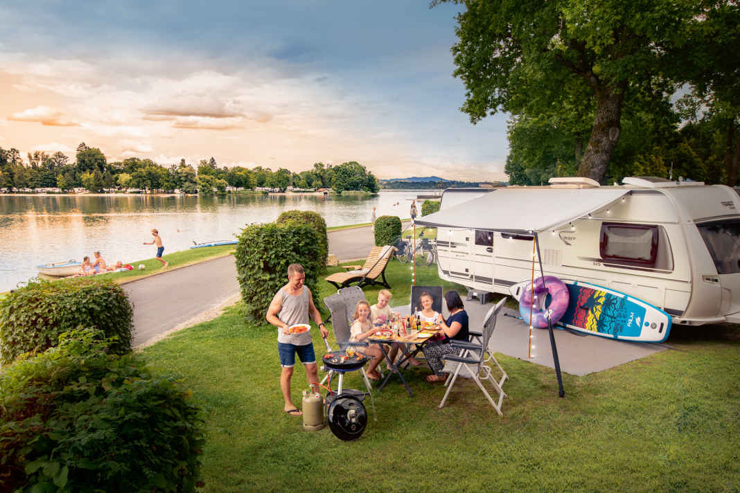Urlaub mit der ganzen Familie  direkt am Ufer: Beim Strandcamping  Waging am See