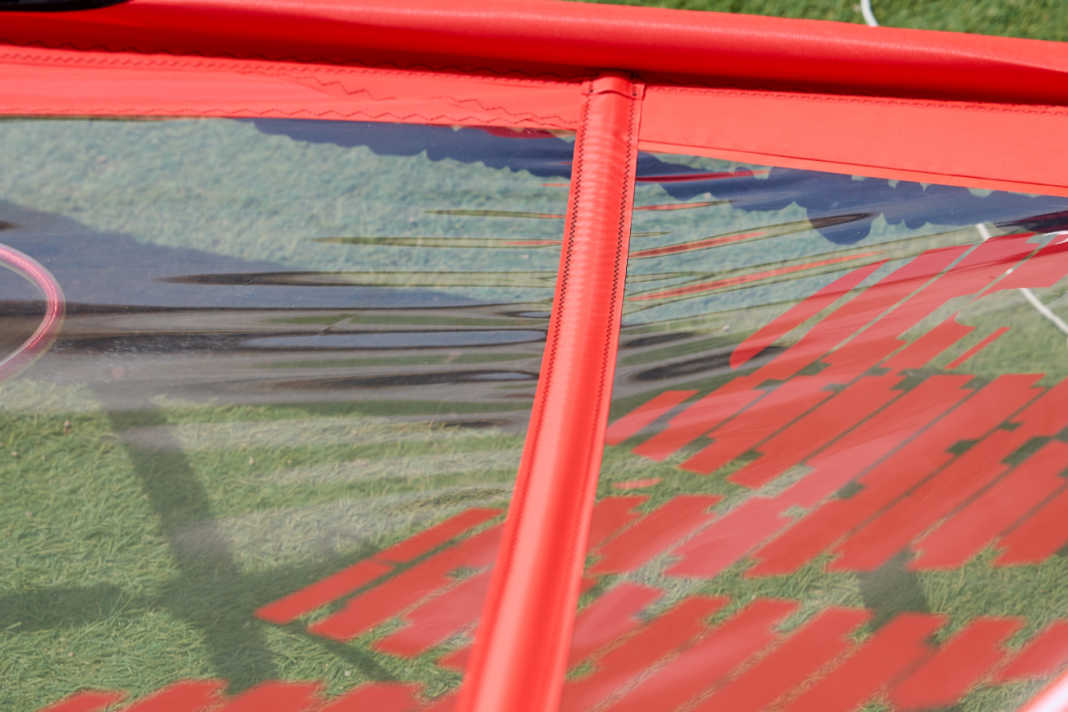 Small creases in the area of the batten pockets are visible: Tensioning should be carried out here!