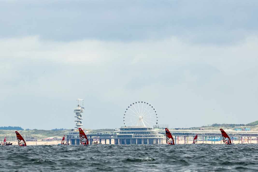 Zweiter Renntag für die iQFoiler bei der Segel-WM vor Scheveningen