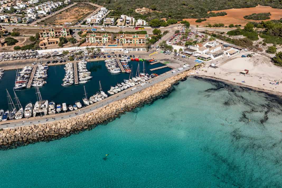 Am Yachthafen von Sa Ràpita auf Mallorca findet die iQFOiL-Jugend-WM statt.