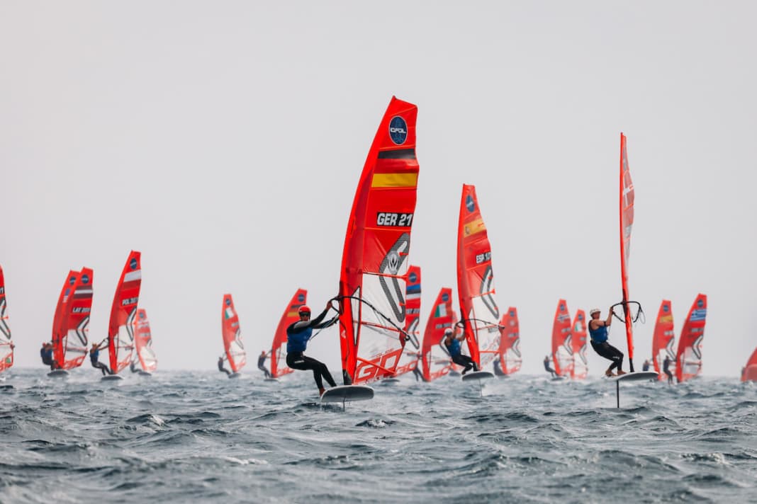 Nachwuchs-Probleme kennt man in der iQFoil-Klasse nicht: 375 Starterinnen und Starter waren bei der Junioren-WM vor Mallorca dabei, aus Deutschland unter anderen Lenny Friemel