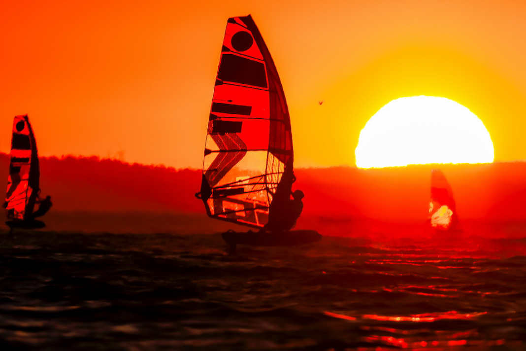 Bis in den fantastischen Sonnenuntergang hinein waren die iQFOiLer auf dem Wasser