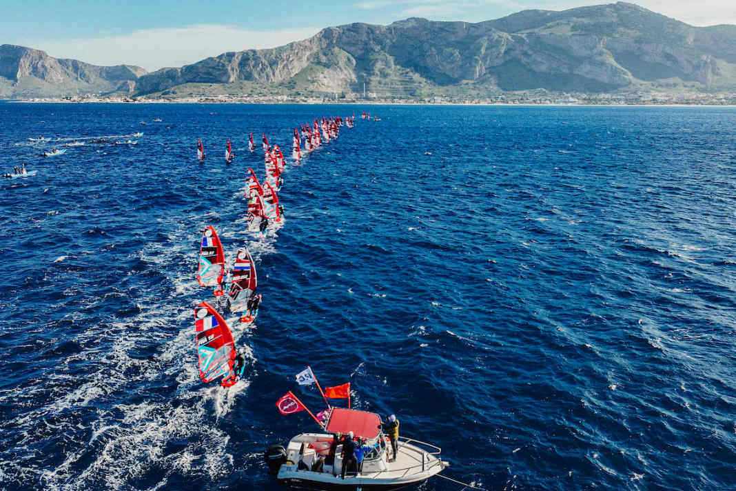 Significantly better conditions on the second day of the iQFOiL European Championship in Sicily