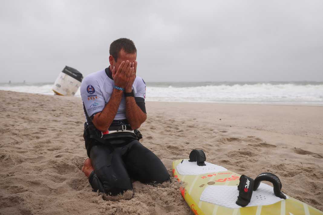 An overwhelmed champion: Marcilio Browne after winning the decisive heat