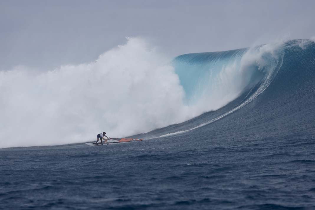 Wow! Baptiste Cloarec geht tief in den Bottom Turn.