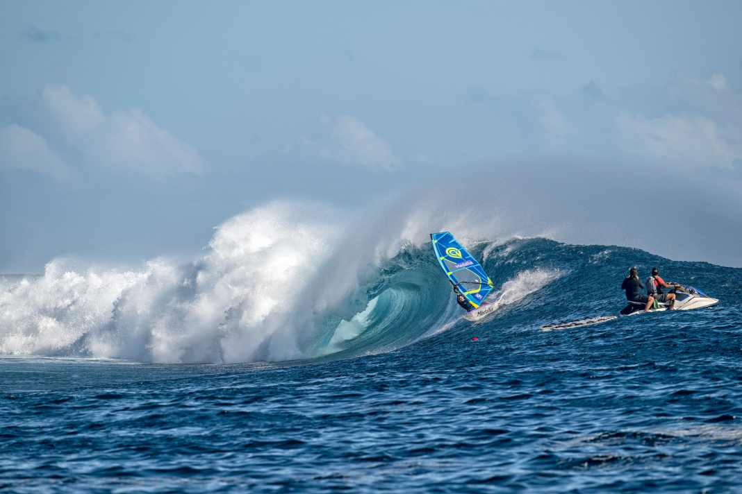 Gewinnerin Sarah Hauser vor einer der bildschönen Cloudbreak-Barrel