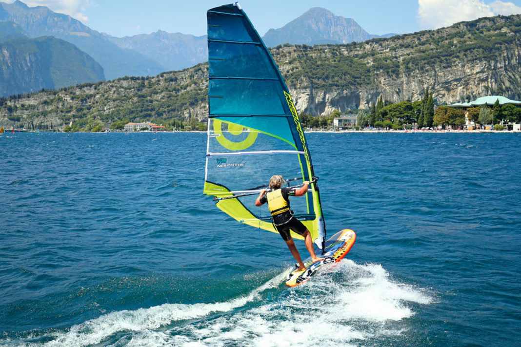 Optimisation of the shapes for early planing, speed, good upwind performance and easy jibing due to a rather flat bottom curve