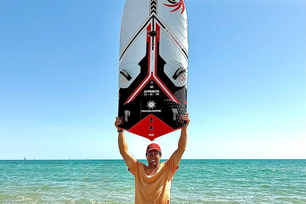 Nach seinem Sponsoren-Trouble wird Pierre Mortefon für den Rest der Saison auch im Foiling vom FMX unterstützt