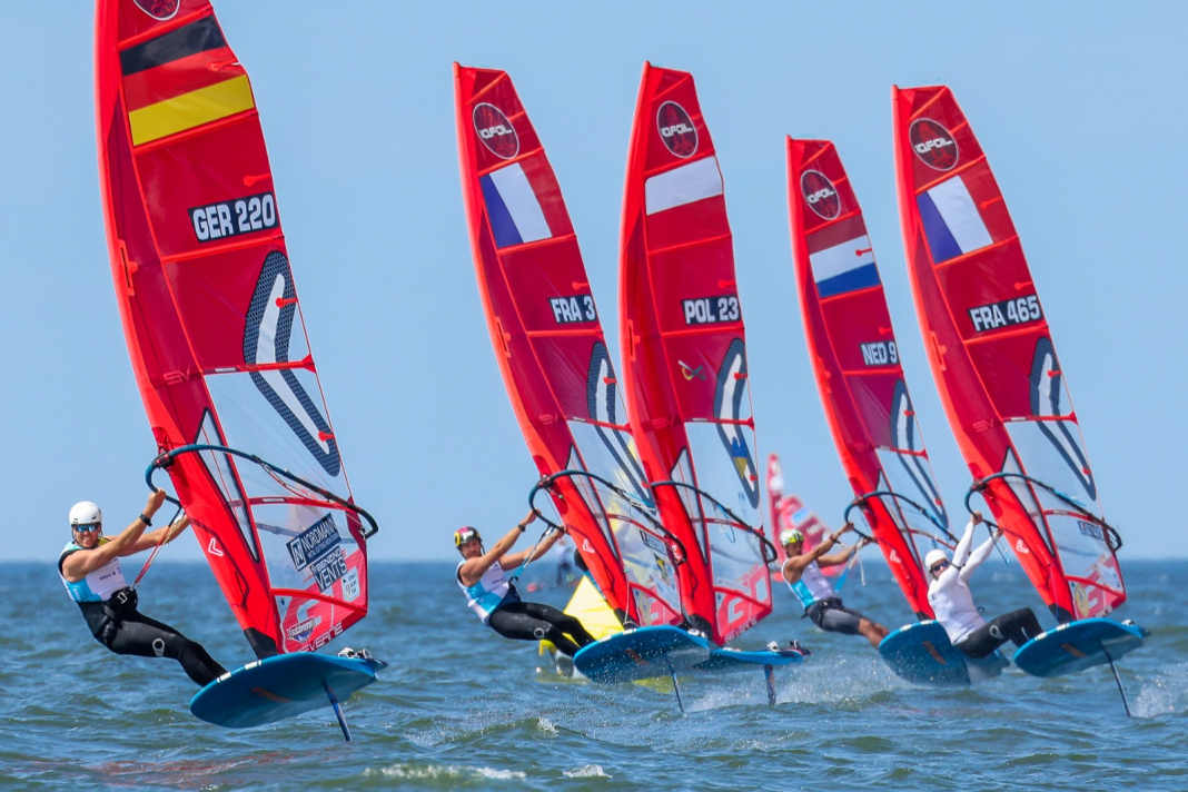 Titelverteidiger Sebastian Kördel stieg trotz Crash zum Auftakt souverän in die iQFoil-Serie ein