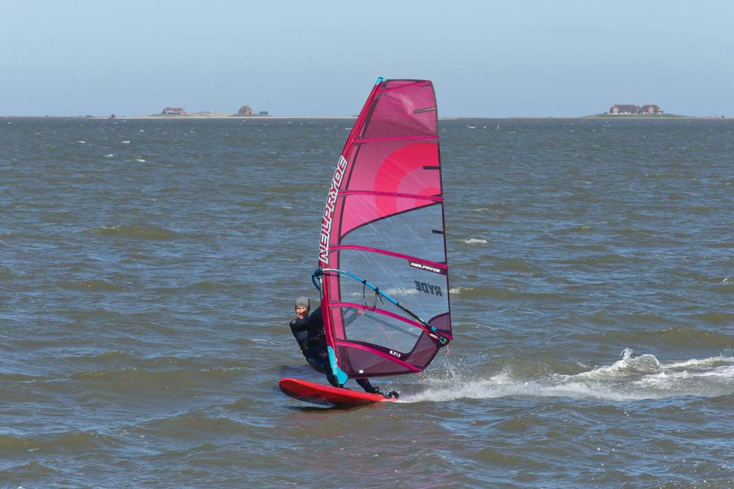 Windsurfen vor den nordfriesischen Halligen: Nordstrand bietet gute Bedingungen für Freerider und Aufsteiger.