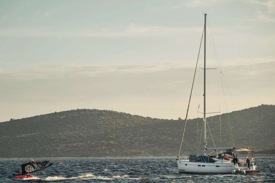 Freestyle in the front garden, with a view of the floating bedroom: Julian Wiemar and his friends experienced magical moments on this trip.