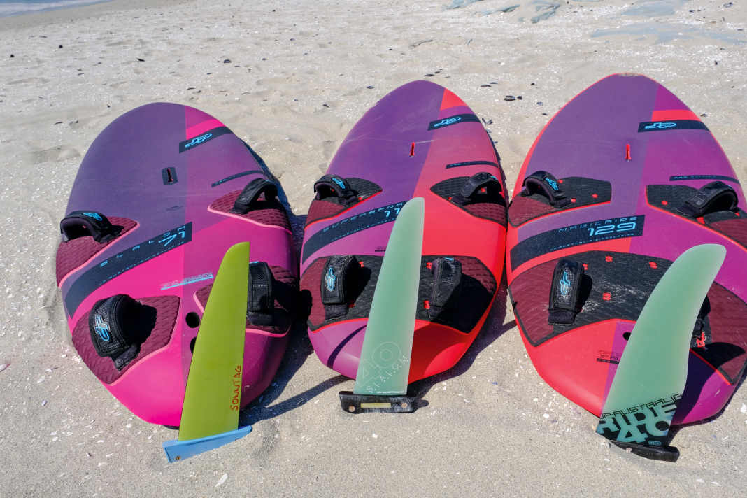 WIr zeigen die Shape-Unterschiede bei Slalom-, Freerace- und Freeride-Boards