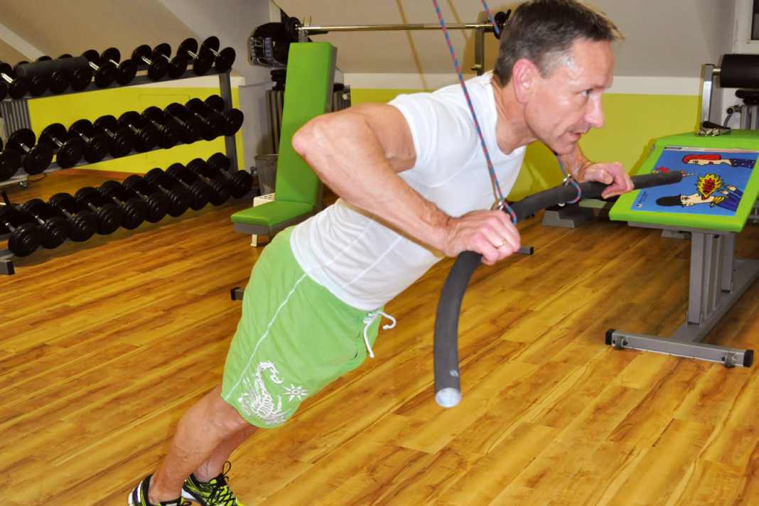 As a counterpoint to the back, train your chest muscles. Do a push-up on the boom. Bend your arms so that your chest touches the boom.
