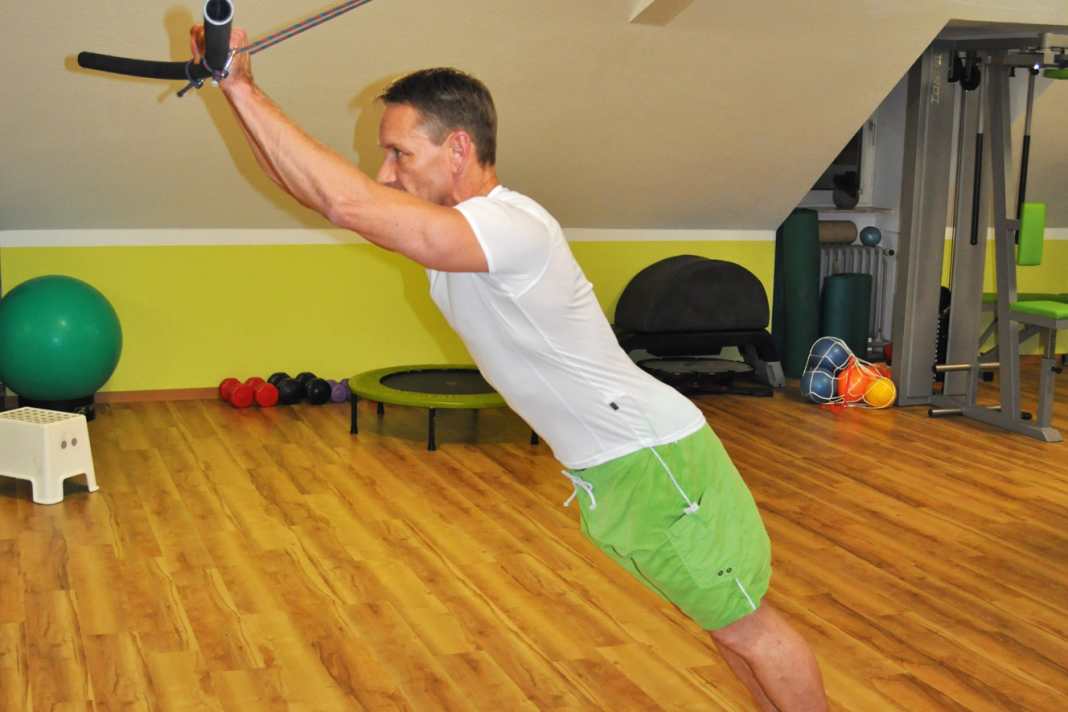 This exercise trains your entire core muscles! Bend forwards as far as possible and make yourself as long as possible...