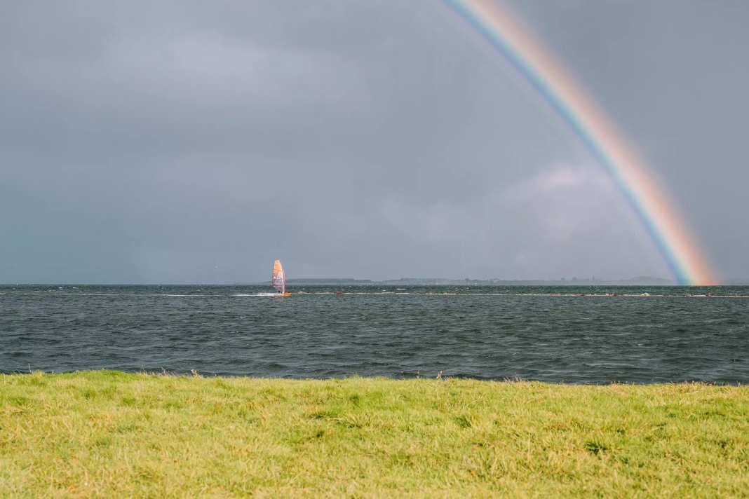 Flachwasser ohne Ende! Am Ende des Regenbogens liegt die Nordsee – das Grevelingenmeer schlängelt sich zwischen Südholland und Zeeland, von der Küste ins Land hinein. Wir stellen euch in diesem Guide ein paar Spots vor, an denen es spiegelglatt ist.