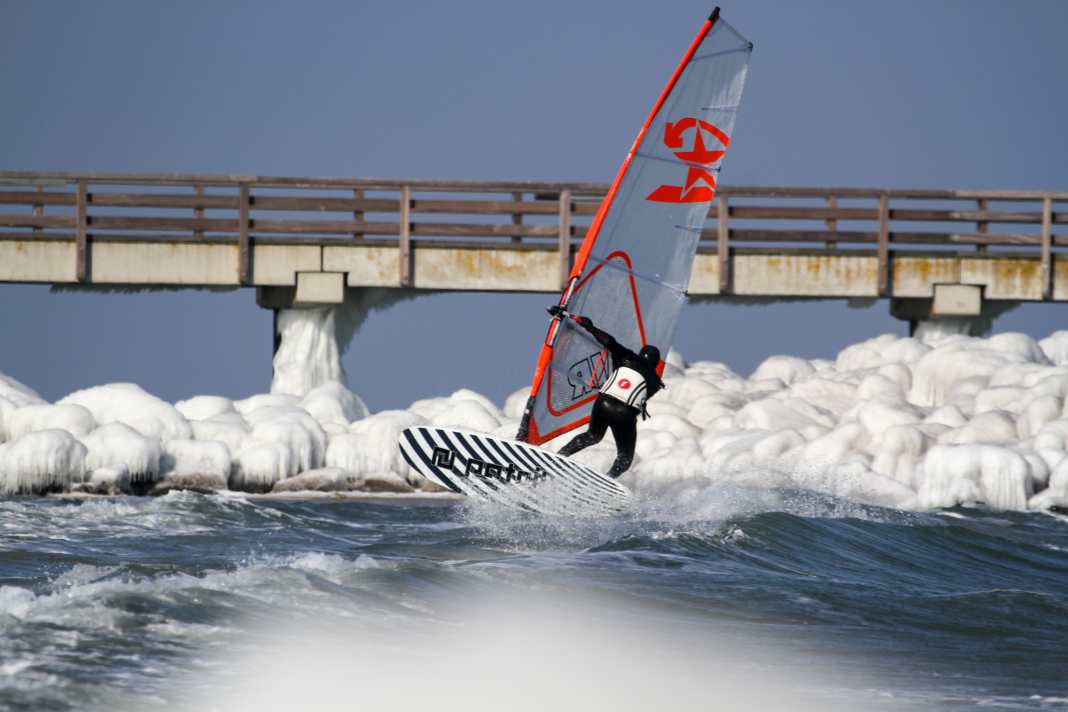 Windsurfen im Winter hat seinen ganz besonderen Reiz