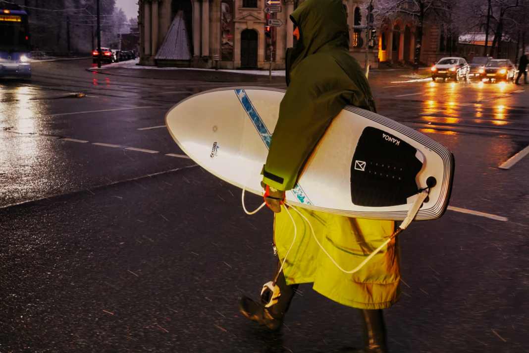 The poncho from dryrobe also proved to be a very useful accessory during our test of winter neos for women at the Eisbach...