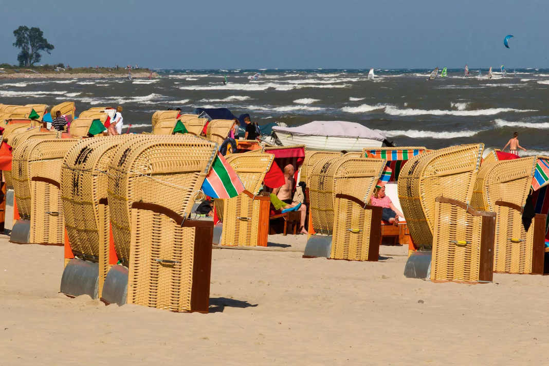 Baden und Windsurfen gleichzeitig, das ist bei Ostwindlagen möglich.