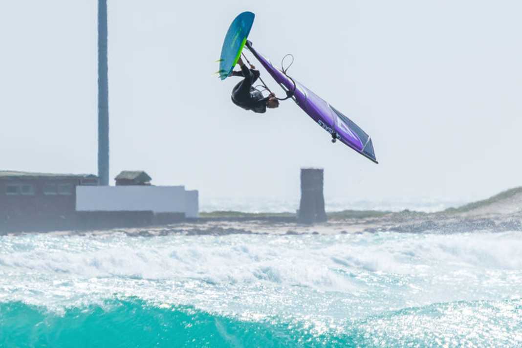 Just before the apex, Flo initiates the rotation by looking over the front shoulder, ...