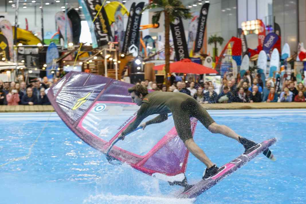 Im neuen XXL-Pool auf der boot gibt es täglich Tow-In-Contests