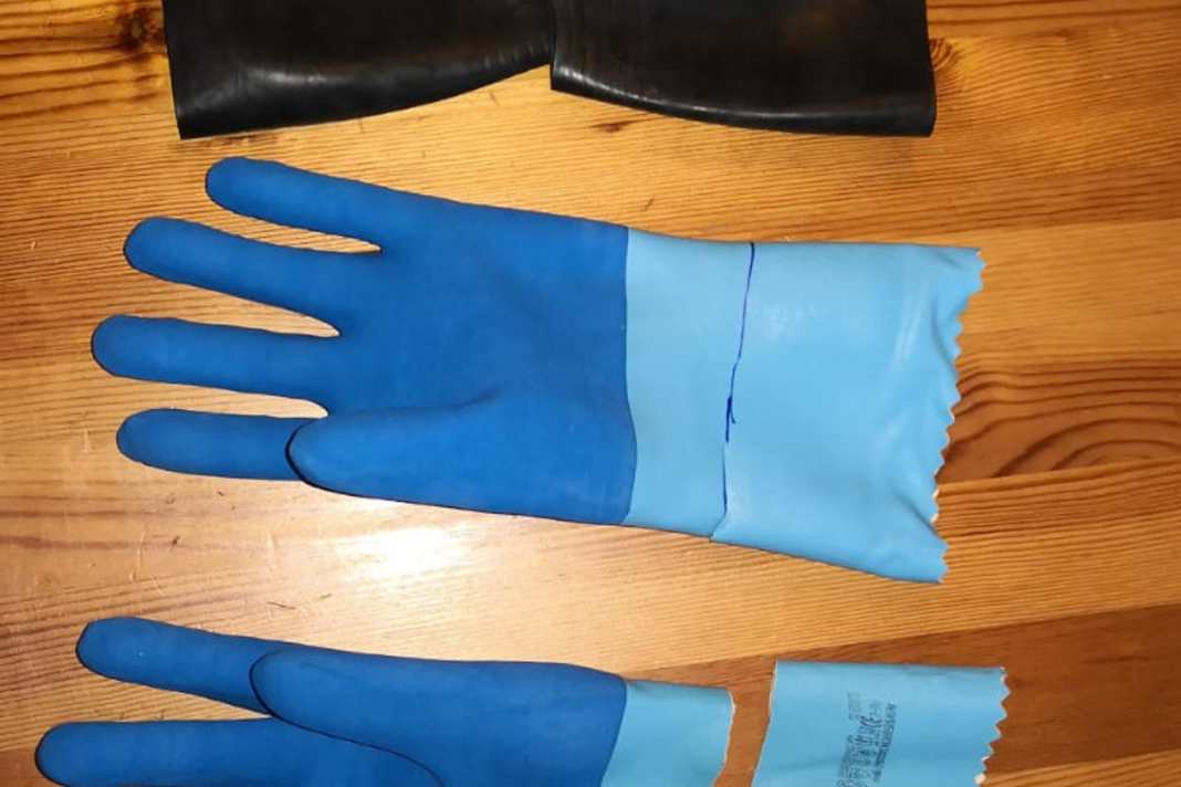 Shorten the glove (approximately where the palm begins), keep a 2cm strip from the rest. Roughen the subsequent gluing surfaces (approx. 2-3cm wide) of the glove and cuff with coarse sandpaper or the rasp from the bicycle repair kit and then clean thoroughly (!) with acetone.