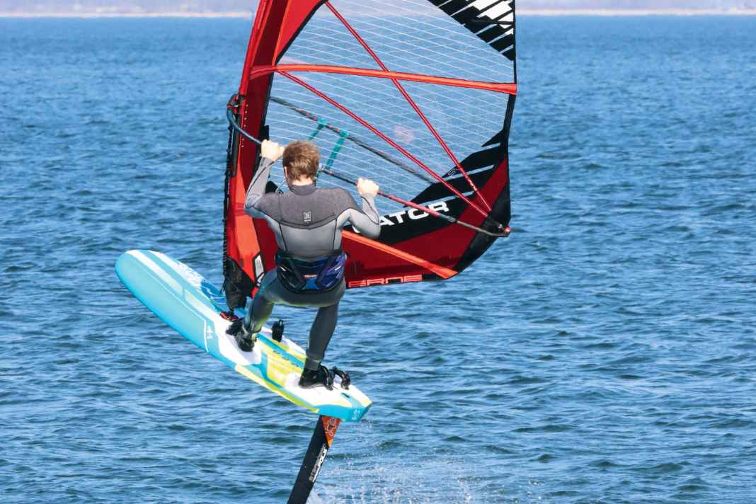 Not like this: The cause of an uncontrolled rise of the board is usually due to excessive tail loading in conjunction with the upper body being too far back. Therefore, try to stay upright over the board at the moment of take-off.