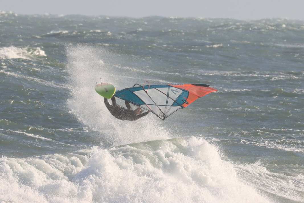Naish Assault Custom Thruster im surf-Test