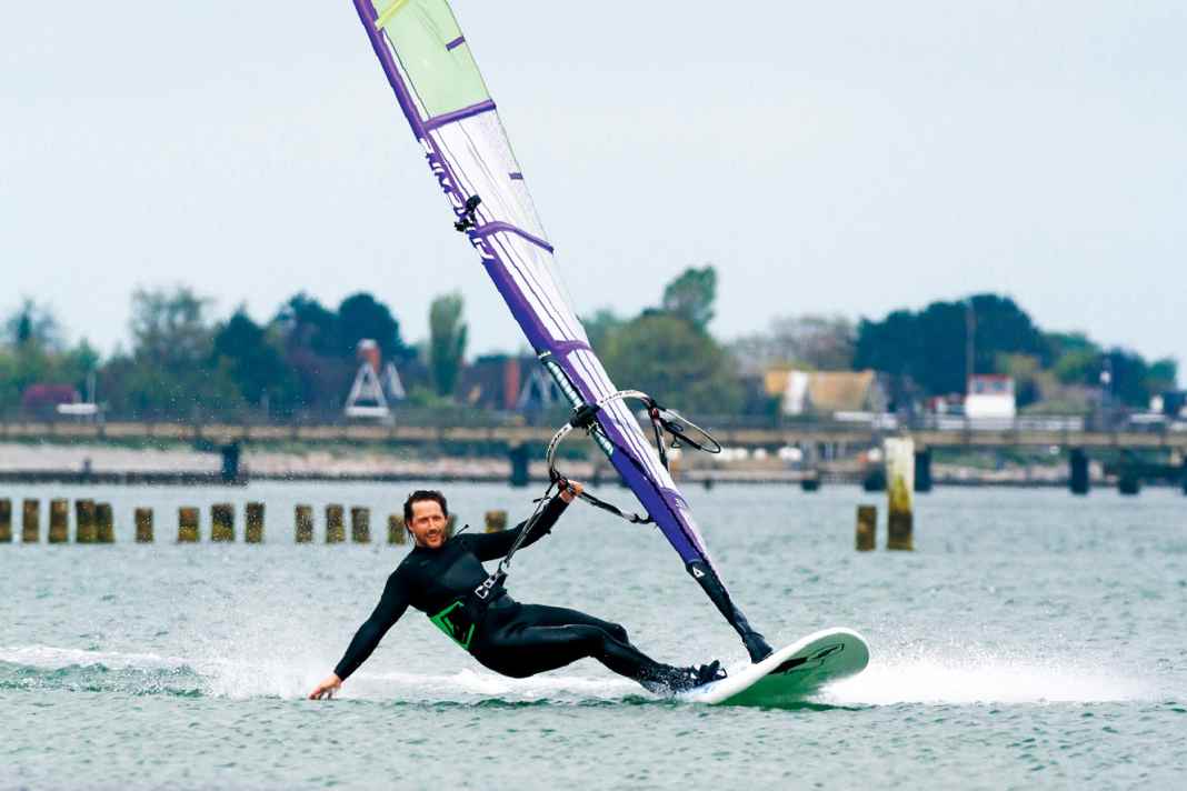 Gleiten ist der magische Moment beim Windsurfen, an dem die meisten restlos dem Sport verfallen