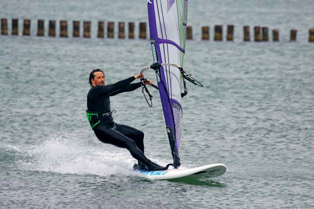 Preparation phase: Wait for a small gust, choose a wide grip on the boom and unhook yourself from the harness. A light space wind course offers the best conditions for successfully crossing the glide threshold straight away.