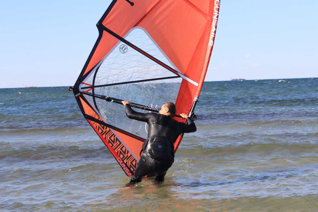 To generate enough power for the subsequent rotation, reach far back towards the clew with your sailing hand.